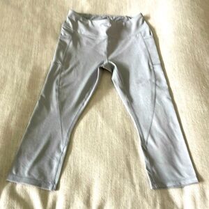 Reebok women’s grey S athletic wear/leggings ankle length bottoms. Preowned.
